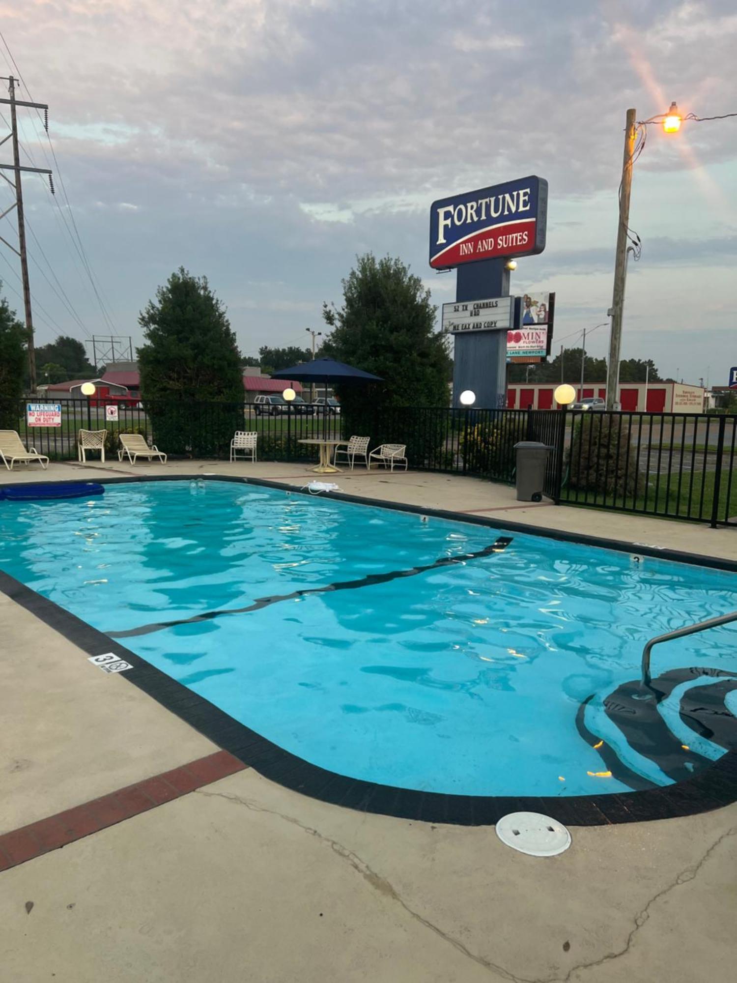 Fortune Inn & Suites ニューポート エクステリア 写真