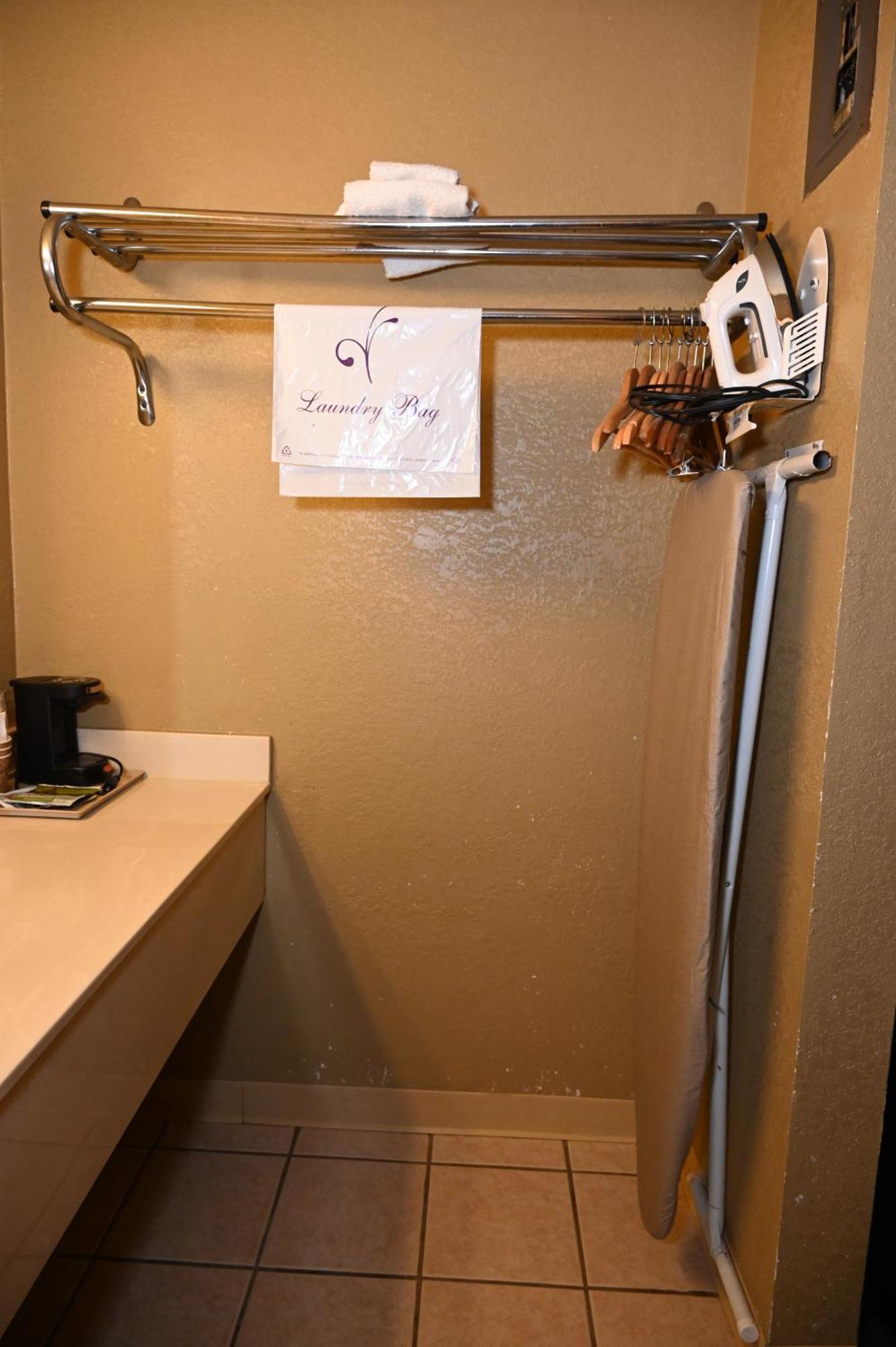 Fortune Inn & Suites ニューポート エクステリア 写真