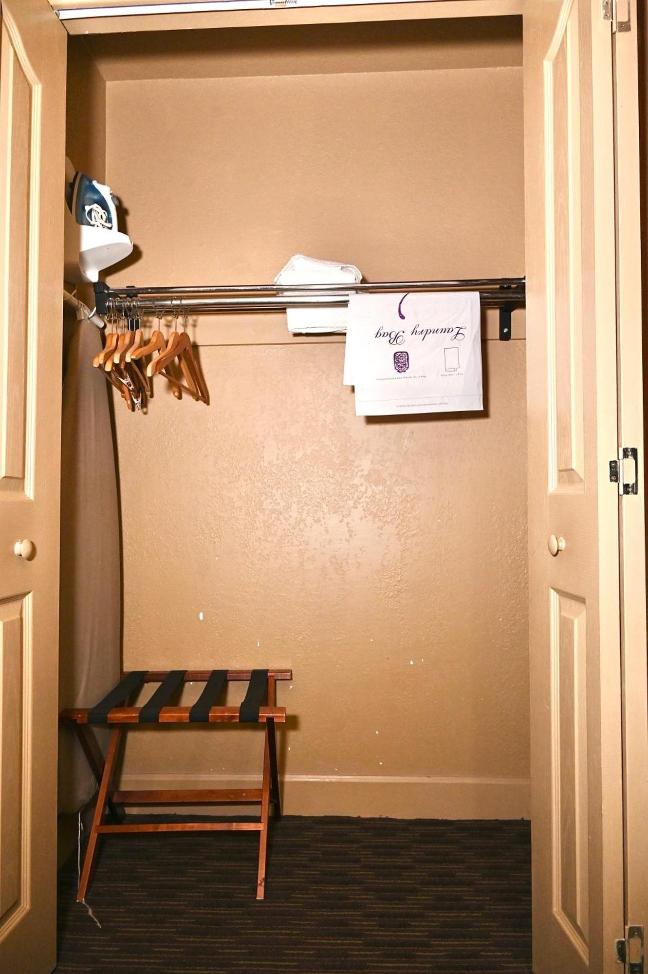 Fortune Inn & Suites ニューポート エクステリア 写真