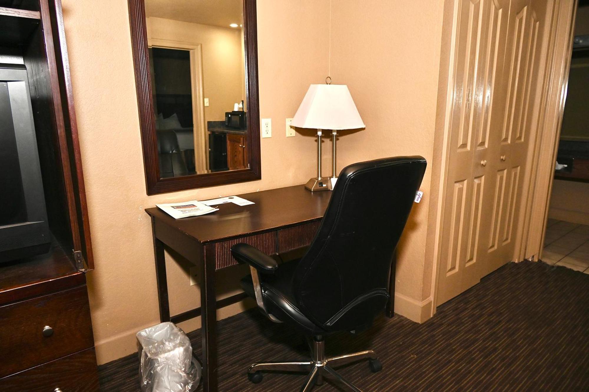Fortune Inn & Suites ニューポート エクステリア 写真