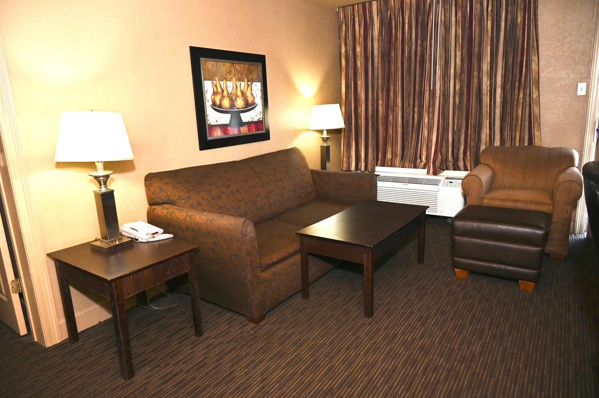 Fortune Inn & Suites ニューポート エクステリア 写真