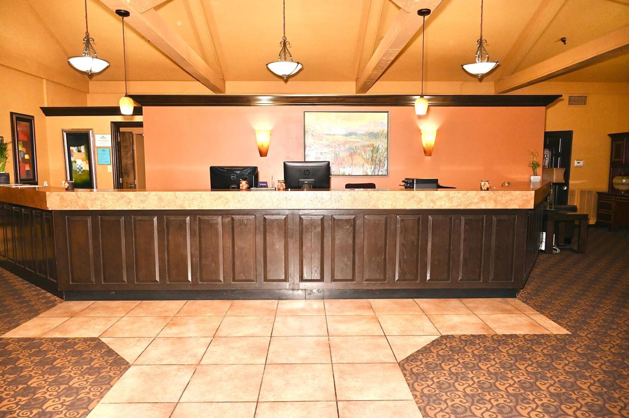 Fortune Inn & Suites ニューポート エクステリア 写真