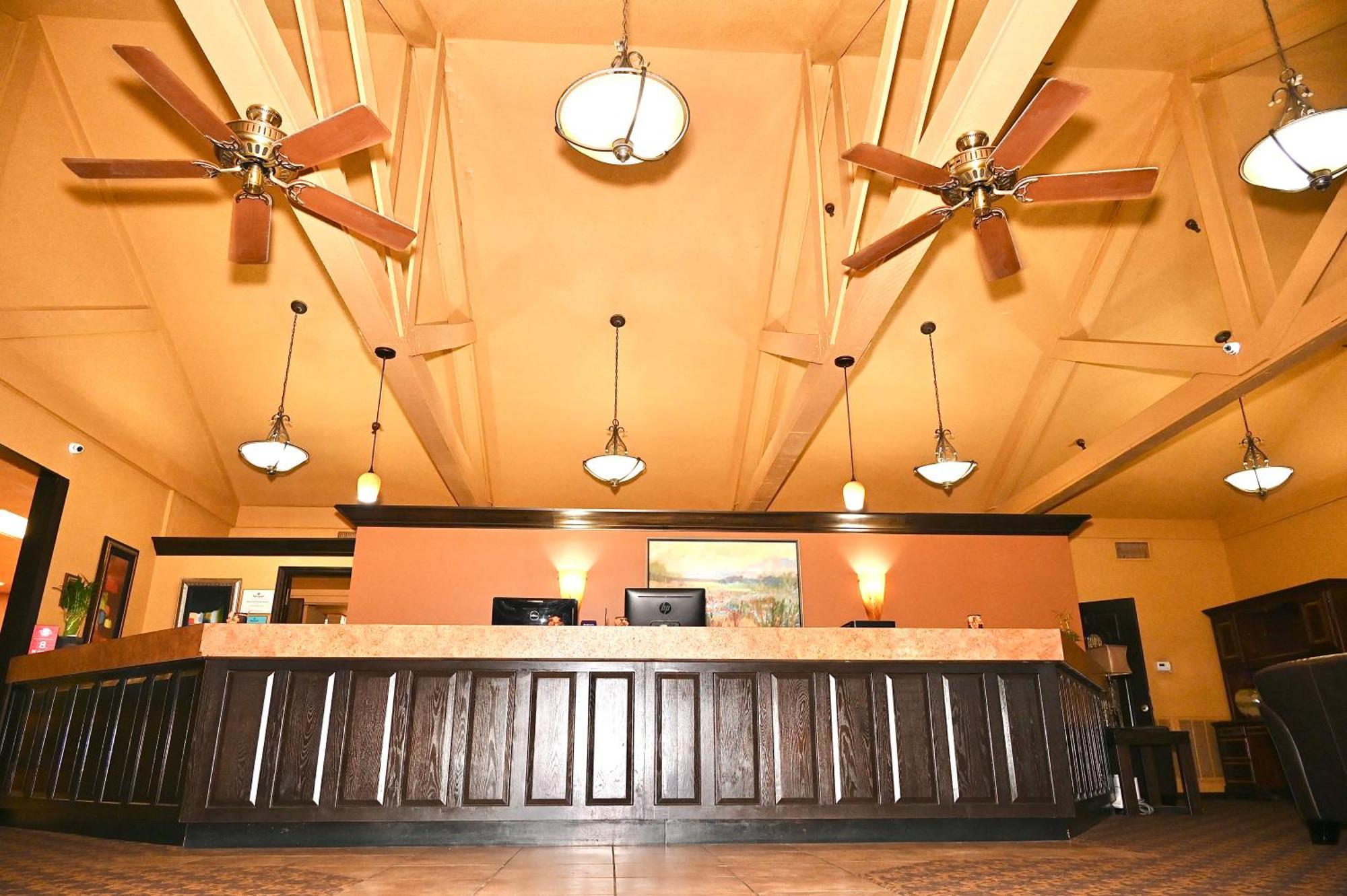 Fortune Inn & Suites ニューポート エクステリア 写真