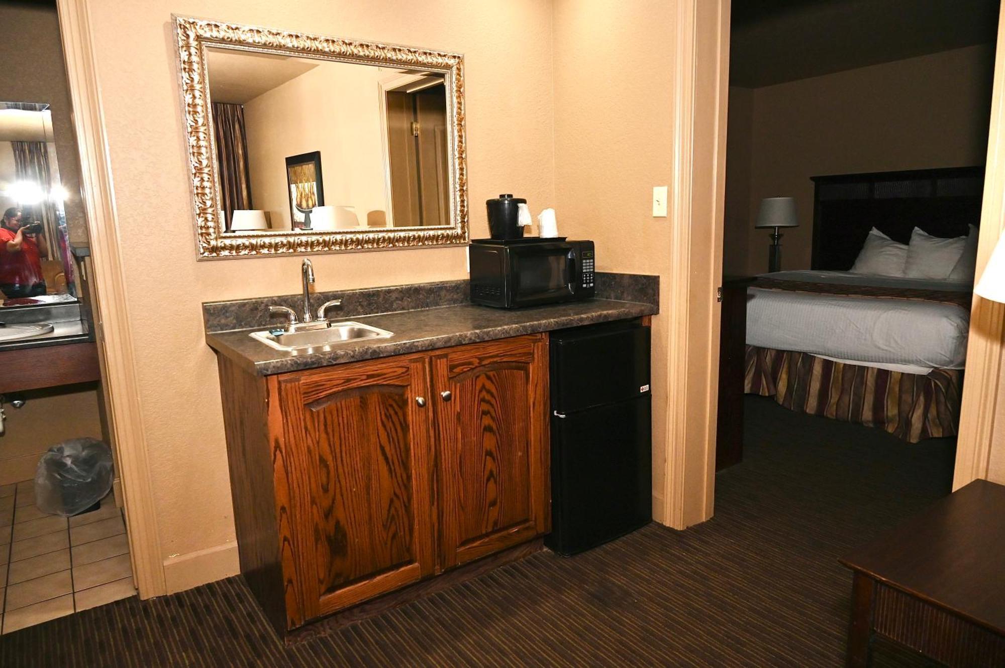 Fortune Inn & Suites ニューポート エクステリア 写真