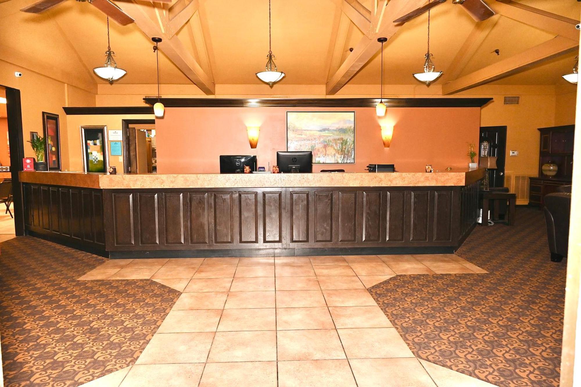 Fortune Inn & Suites ニューポート エクステリア 写真