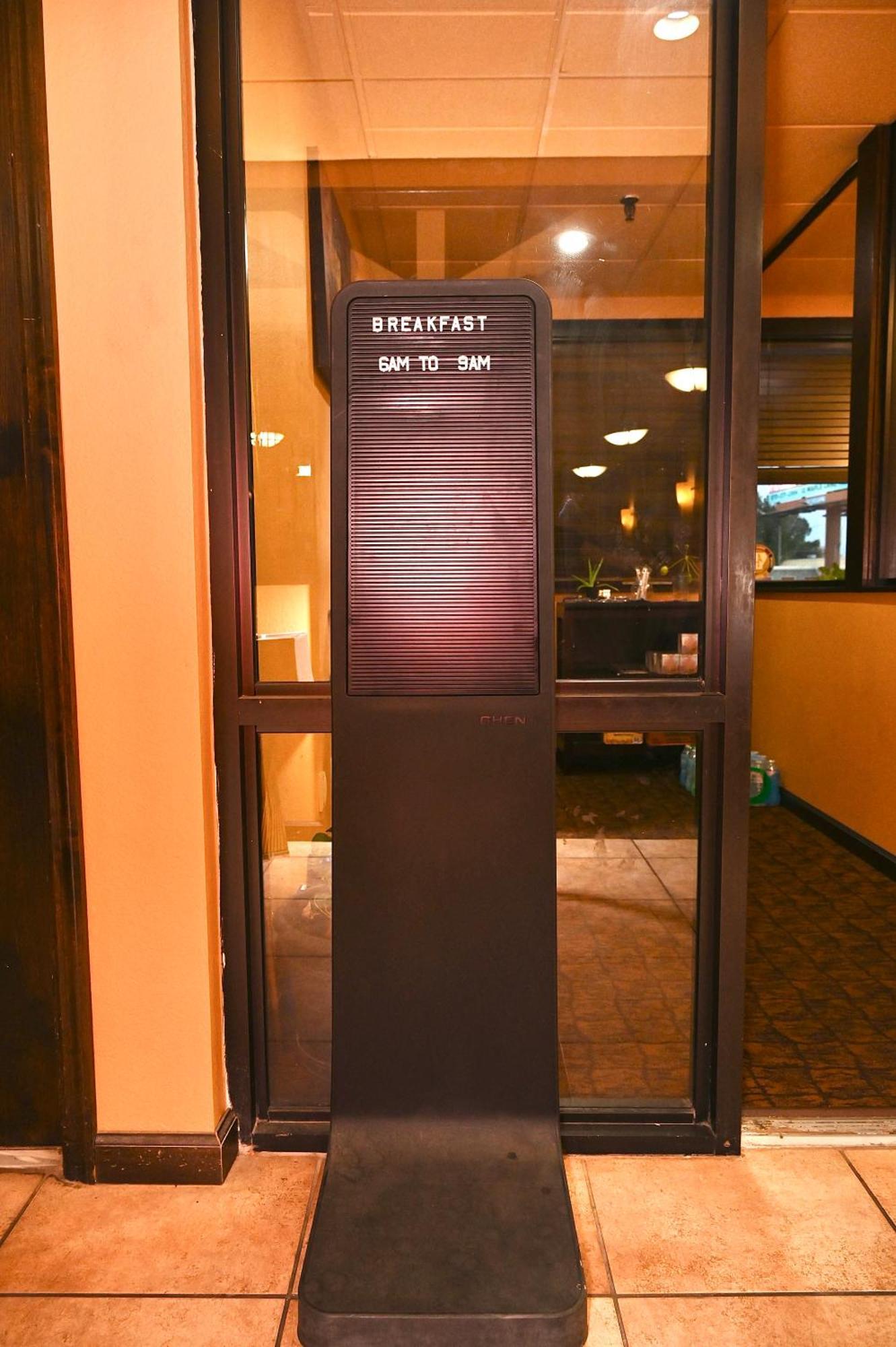 Fortune Inn & Suites ニューポート エクステリア 写真