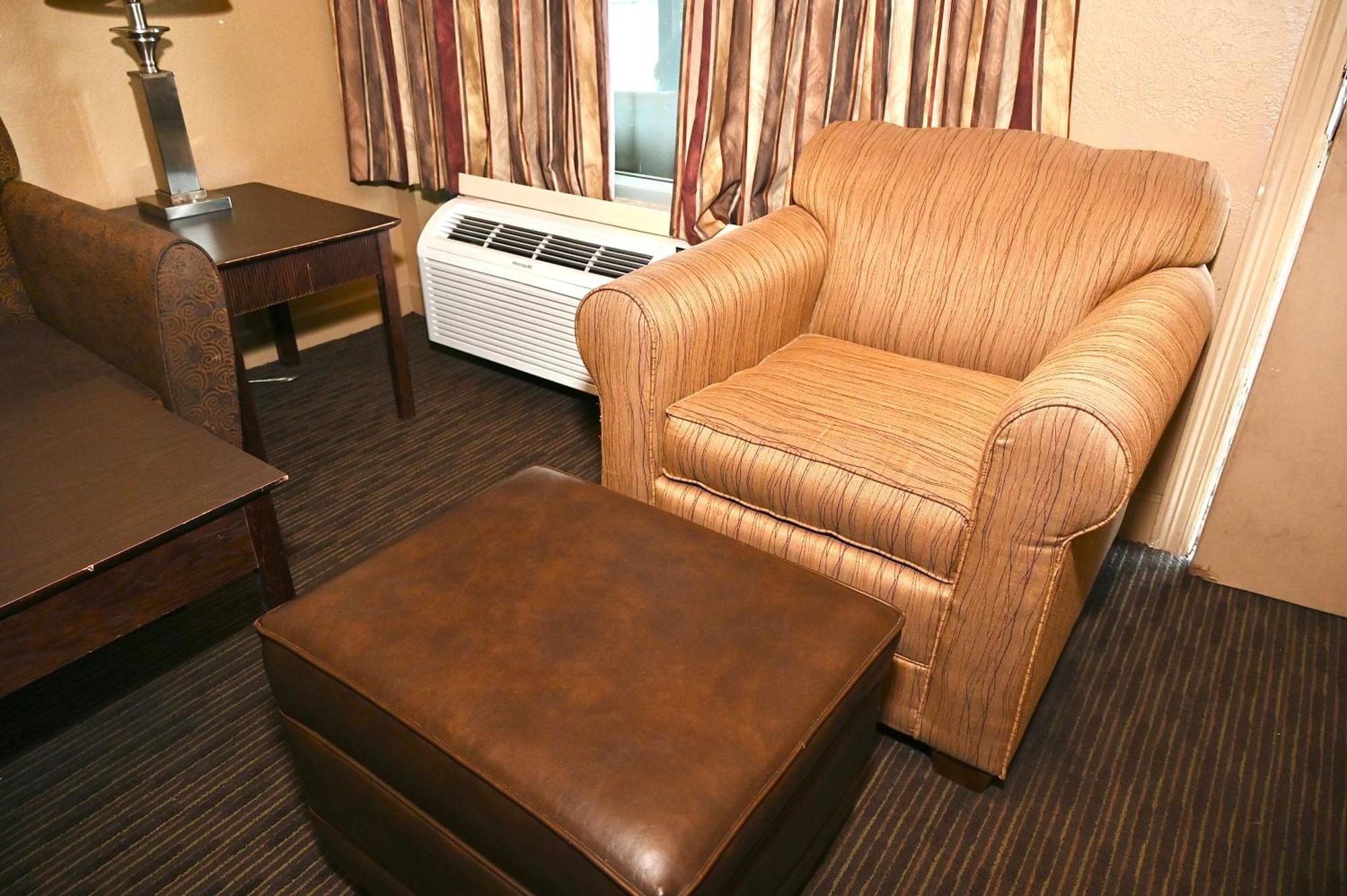 Fortune Inn & Suites ニューポート エクステリア 写真