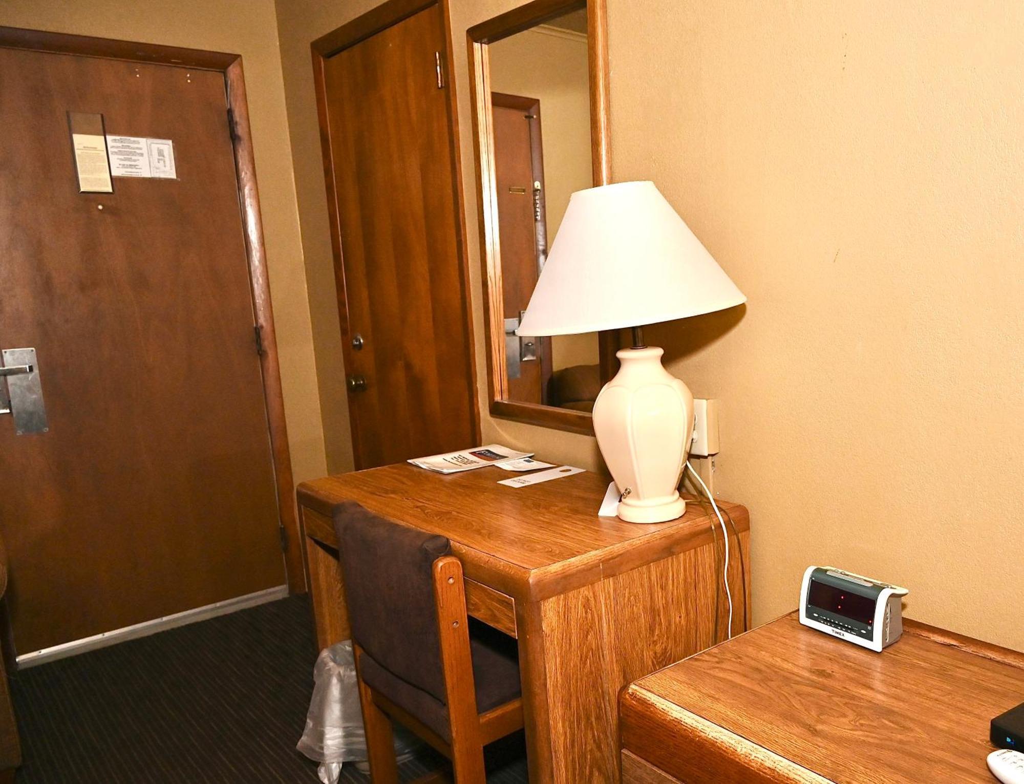 Fortune Inn & Suites ニューポート エクステリア 写真