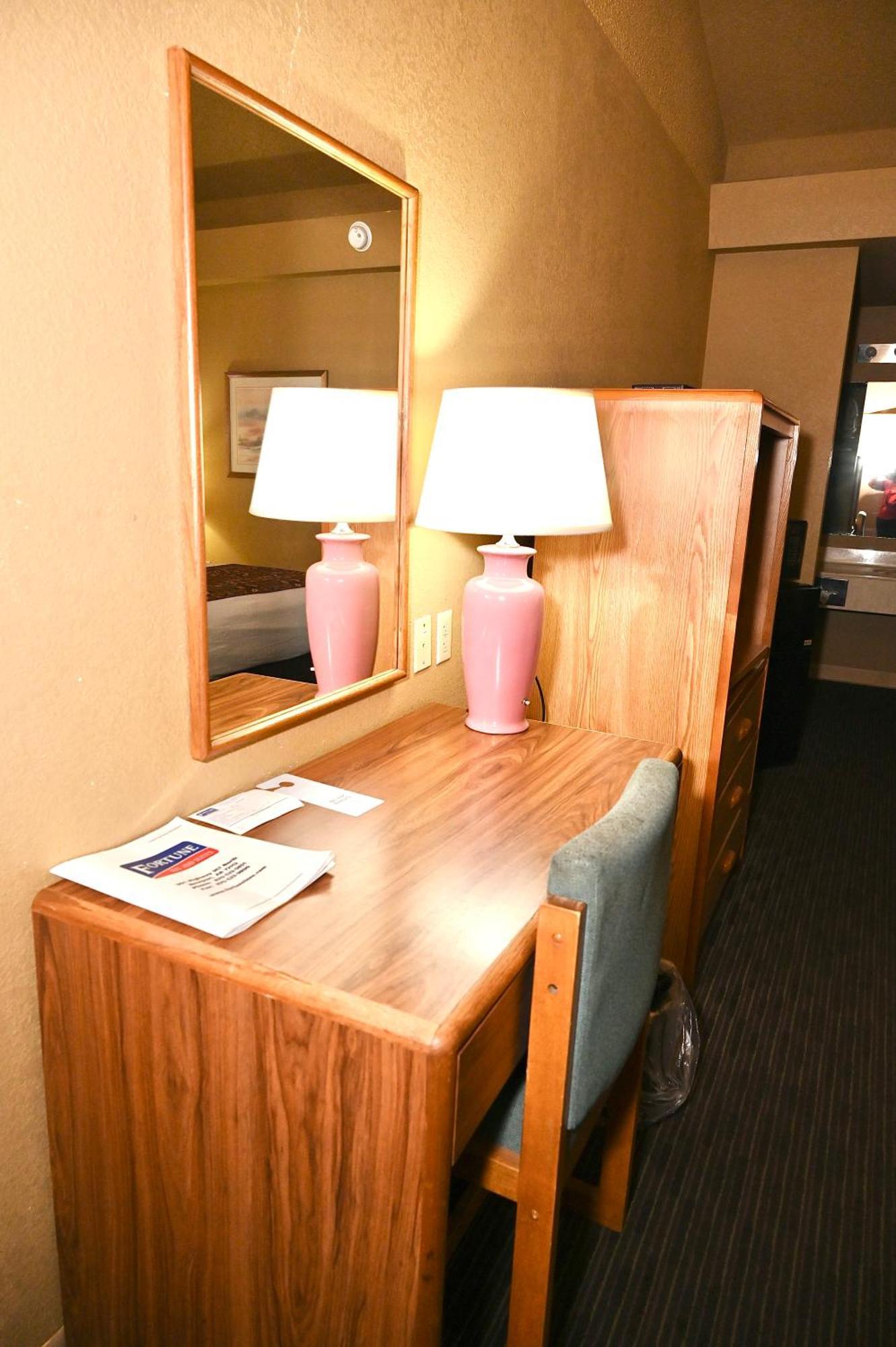 Fortune Inn & Suites ニューポート エクステリア 写真