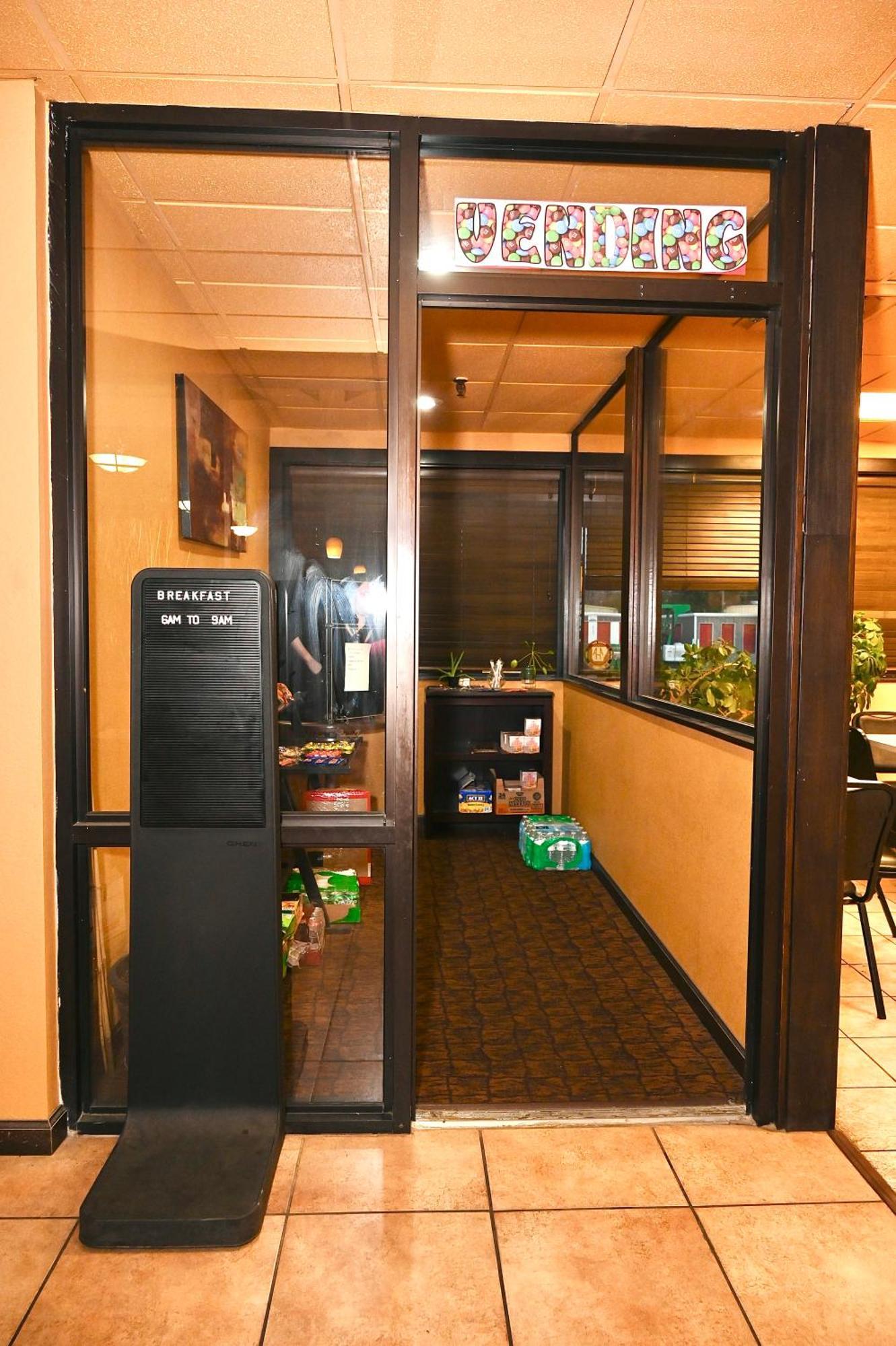 Fortune Inn & Suites ニューポート エクステリア 写真