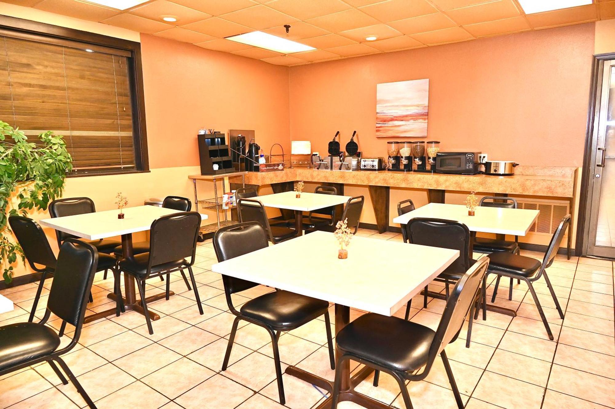 Fortune Inn & Suites ニューポート エクステリア 写真